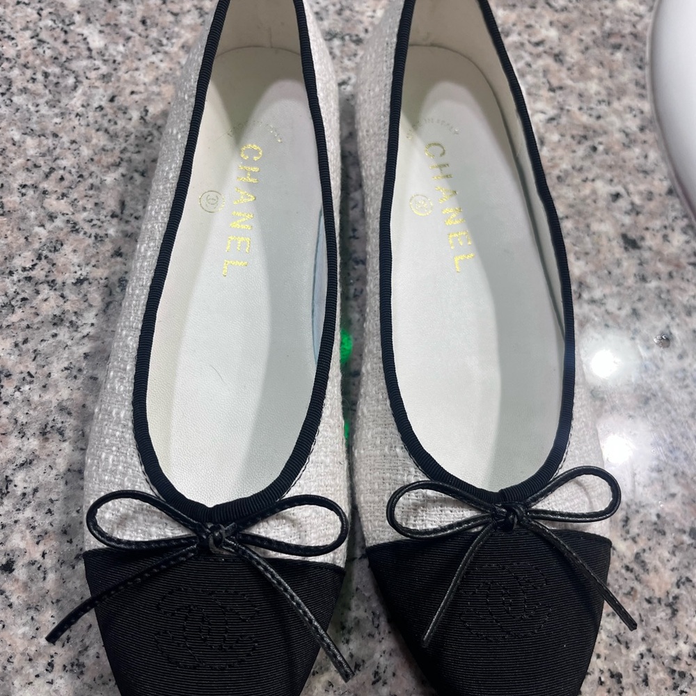 CHANEL Women's Black and Cream Flats